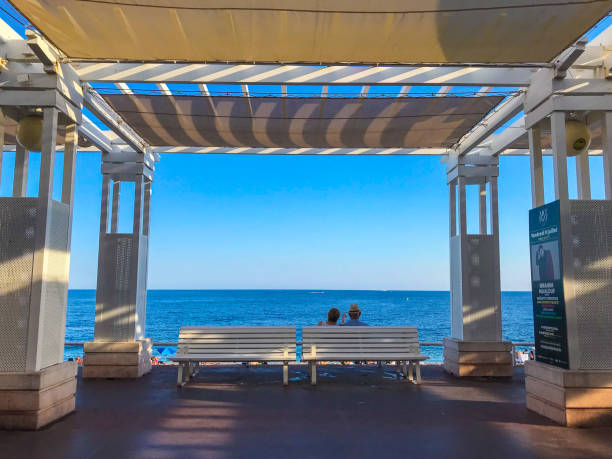 pérgola en promenade des anglais, niza, sur de francia - city of nice france beach promenade des anglais fotografías e imágenes de stock