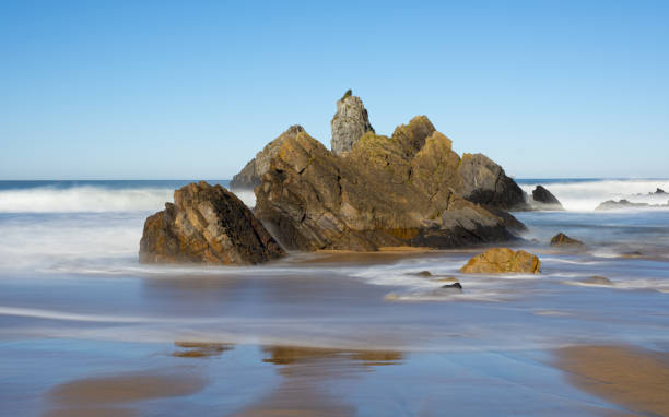 ビズカイア、ラガのビーチの岩 - vizcay ストックフォトと画像