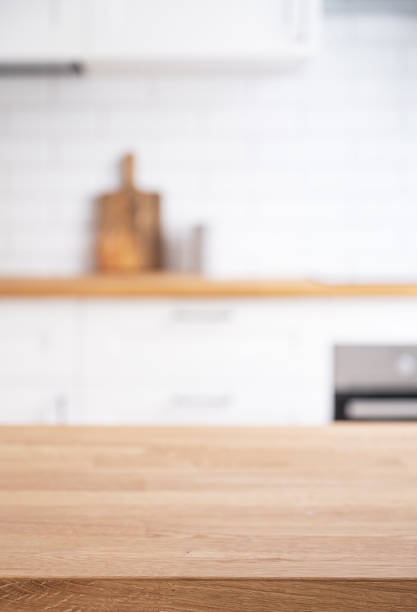 encimera de madera de roble con espacio libre para montar un producto o diseño contra el fondo de una cocina blanca borrosa - mesa de preparación en la cocina fotografías e imágenes de stock