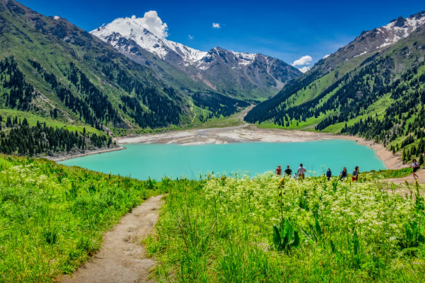 gran lago almaty montañas de kazajstán - almaty fotografías e imágenes de stock