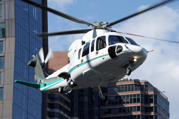 new york 34th st heliport - sikorsky s-76 abfahrt - hubschrauber stock-fotos und bilder