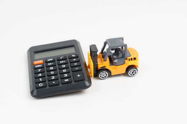 koncepcja biznesowa i ekonomiczna. ładowarka zabawek nosi kalkulator. - pick up truck truck toy figurine zdjęcia i obrazy z banku zdjęć