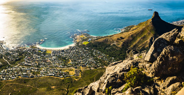 le pic de la tête de lion au cap avec les plages de camps et de clifton. - clifton le cap photos et images de collection