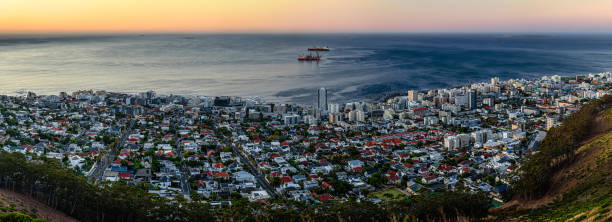 un crepuscolo arancione sul sea point a città del capo. - sea point foto e immagini stock