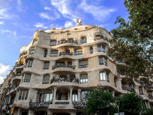 casa mila o la pedrera a barcellona - la pedrera barcelona catalonia balcony foto e immagini stock