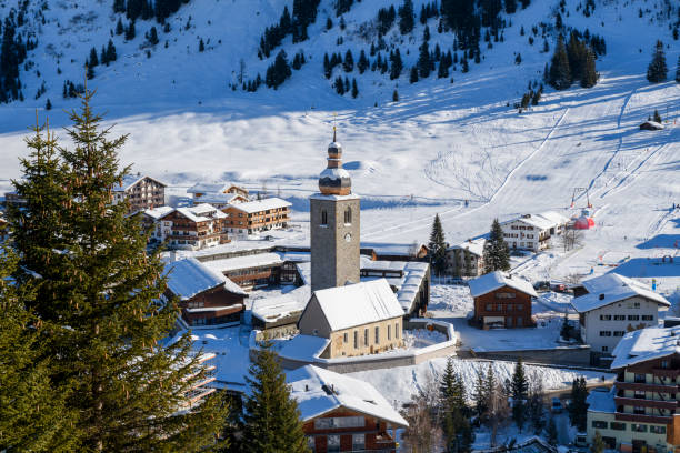 冬の間に有名な山村レヒ - lech valley ストックフォトと画像