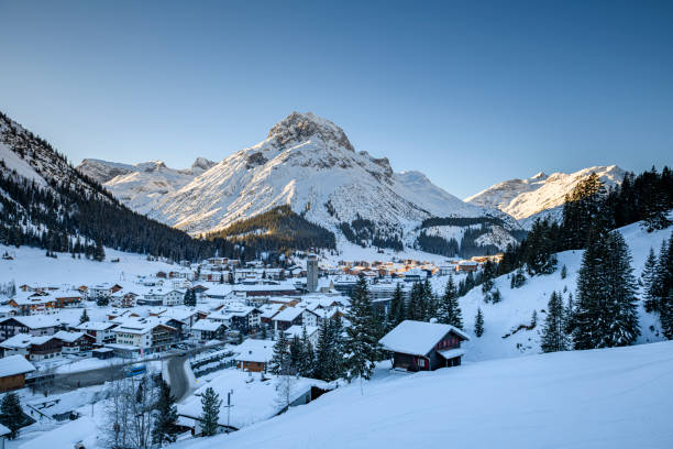 el famoso pueblo de montaña de lech durante el invierno - ski resort austria village winter fotografías e imágenes de stock