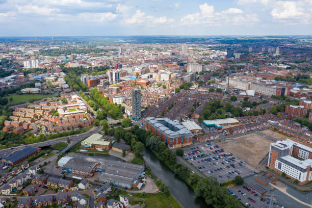 foto aérea do centro da cidade de leicester no reino unido mostrando casas e prédios em um dia ensolarado de verões - building feature parking garage stationary built structure - fotografias e filmes do acervo