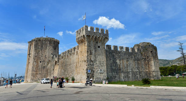 castello nella storica città croata di trogir. - traù foto e immagini stock