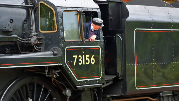 br standard class 5 73156 steam engine close up con autista north leicester heritage railway station - british rail foto e immagini stock