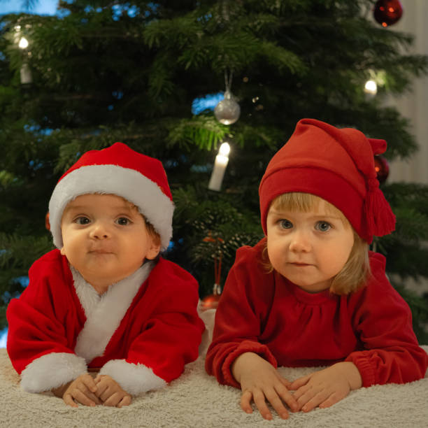 братья и сестры в рождественских костюмах - sibling sweden family smiling стоковые фото и изображения