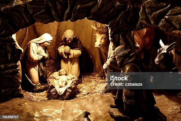 Photo libre de droit de Gros Plan De Chrétiens Nativité Scène Des Personnages En Bois banque d'images et plus d'images libres de droit de Crèche de Noël