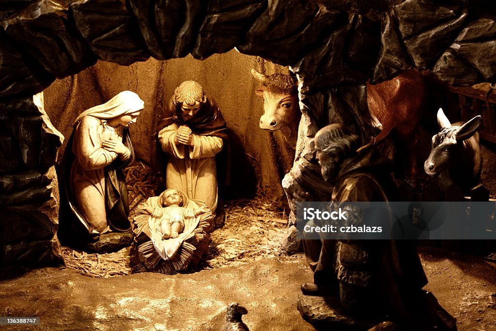 Primo piano della Natività cristiana di figure in legno - Foto stock royalty-free di Natività