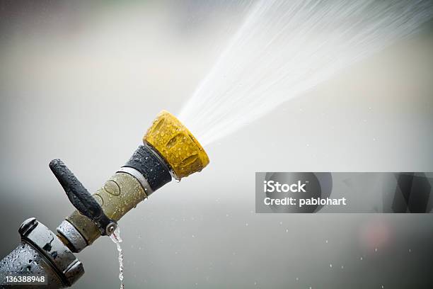 Feuerwehrschlauch Shootingout Stockfoto und mehr Bilder von Feuerwehrschlauch - Feuerwehrschlauch, Schlauch, Wasser