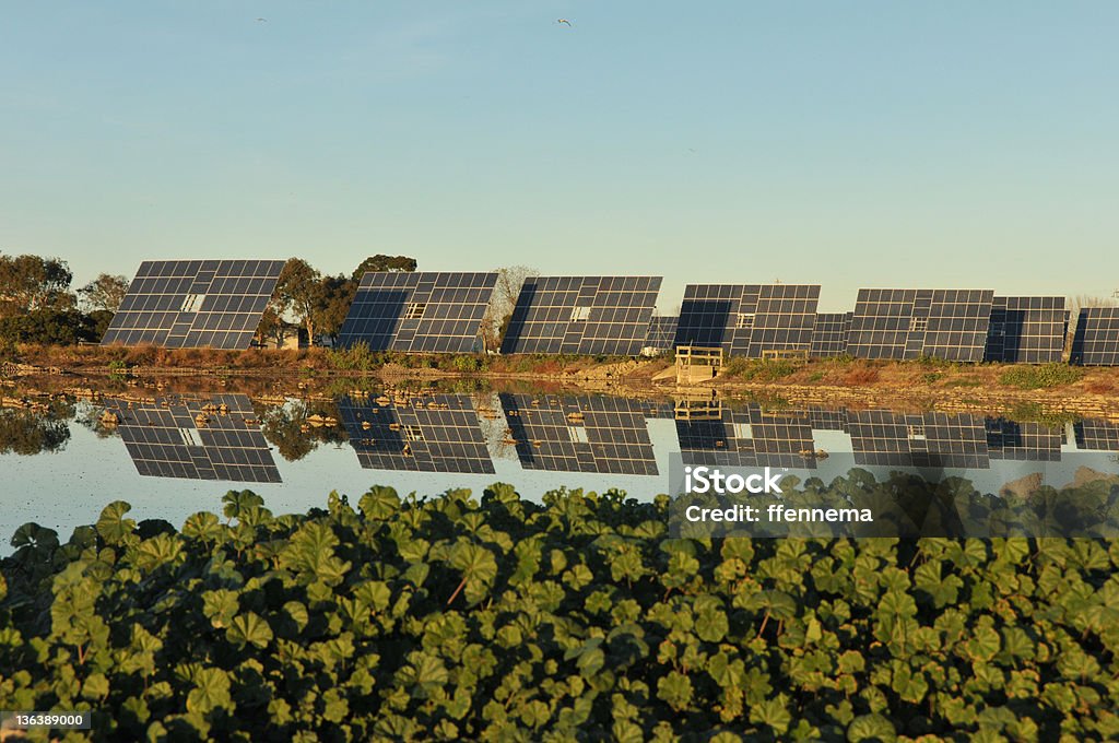 Fotovoltaico paneles recibir la energía de la luz del sol. - Foto de stock de Agua libre de derechos