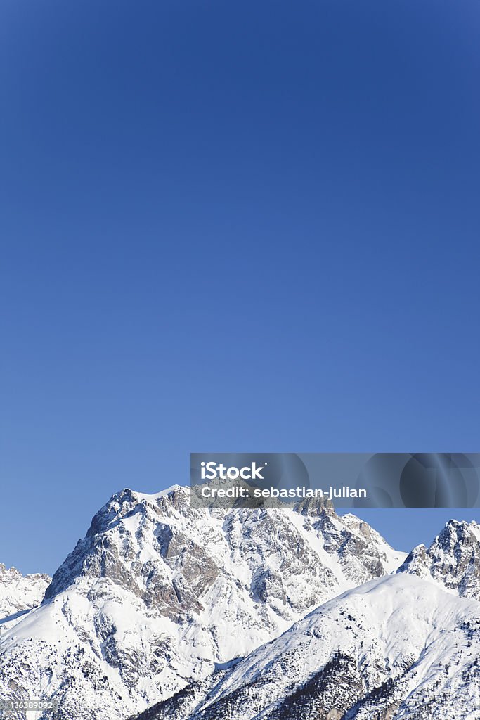 Meraviglioso snow mountain summit spazio di copia - Foto stock royalty-free di Alpi