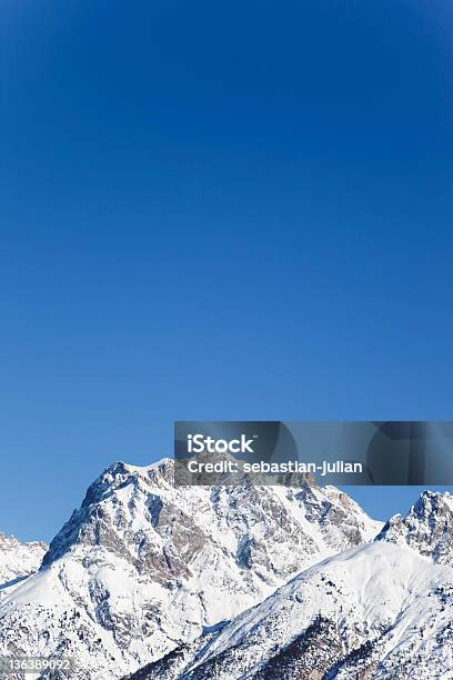 Foto de Montanha De Neve Maravilhosa Cimeira Espaço Para Texto e mais fotos de stock de Alpes europeus