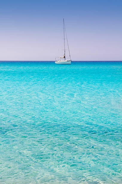 illetes illetas formentera barcos ancorados na praia - illetes - fotografias e filmes do acervo