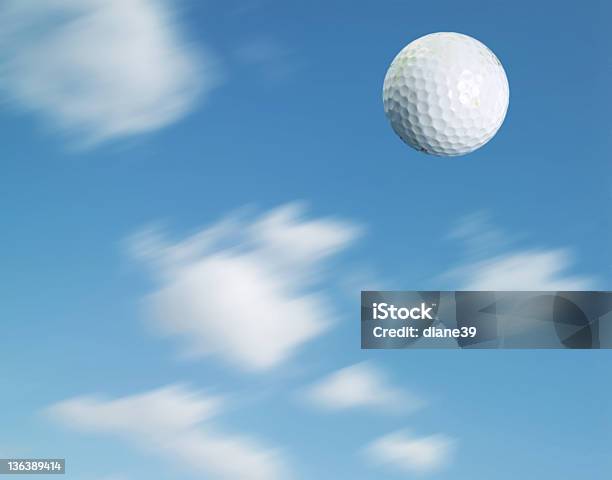 Voar Bola De Golfe - Fotografias de stock e mais imagens de Bola de Golfe - Bola de Golfe, Voar, Drive - Atividade desportiva