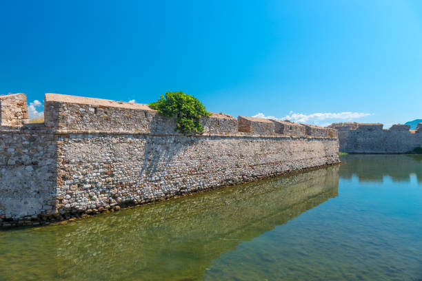 ギリシャのヴェネシア要塞リオ城の景色、コリント湾海峡を渡るリオ・アンティリオ橋の近く、ペロポネソス、ギリシャ - polynesian artefacts ストックフォトと画像