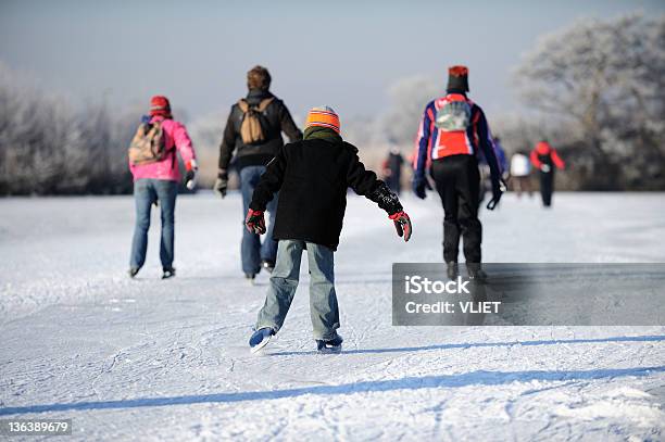 Skate Pessoas Em Um Lago Na Holanda - Fotografias de stock e mais imagens de Patim de Gelo - Patim de Gelo, Países Baixos, Gelo