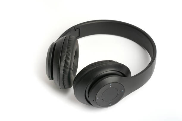 fones de ouvido in-ear sem fio isolados com couro preto em um fundo branco. - cut up audio - fotografias e filmes do acervo