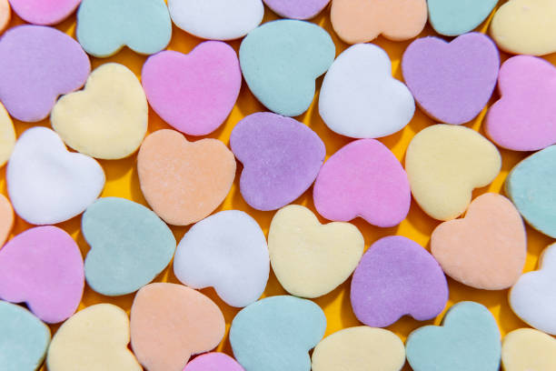 конфеты ко дню святого валентина - lots of candy hearts стоковые фото и изображения