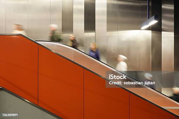 Trabalhadores Na Escada Rolante Movimento Turva Espaço Para Texto - Fotografias de stock e mais imagens de Moderno