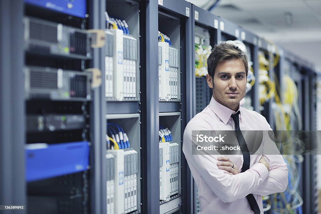 Junge es Techniker stehen in der Nähe von Rechenzentrum Server - Lizenzfrei Serverraum Stock-Foto