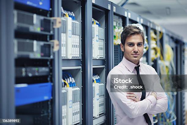 Junge Es Techniker Stehen In Der Nähe Von Rechenzentrum Server Stockfoto und mehr Bilder von Serverraum