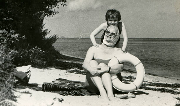 vintage foto de madre e hija en la playa - playa fotos fotografías e imágenes de stock