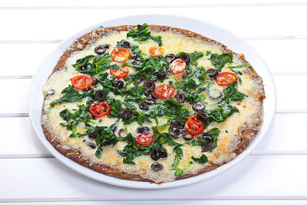 vegetariano pizzaa - pepperoni pizza green olive italian cuisine tomato sauce foto e immagini stock