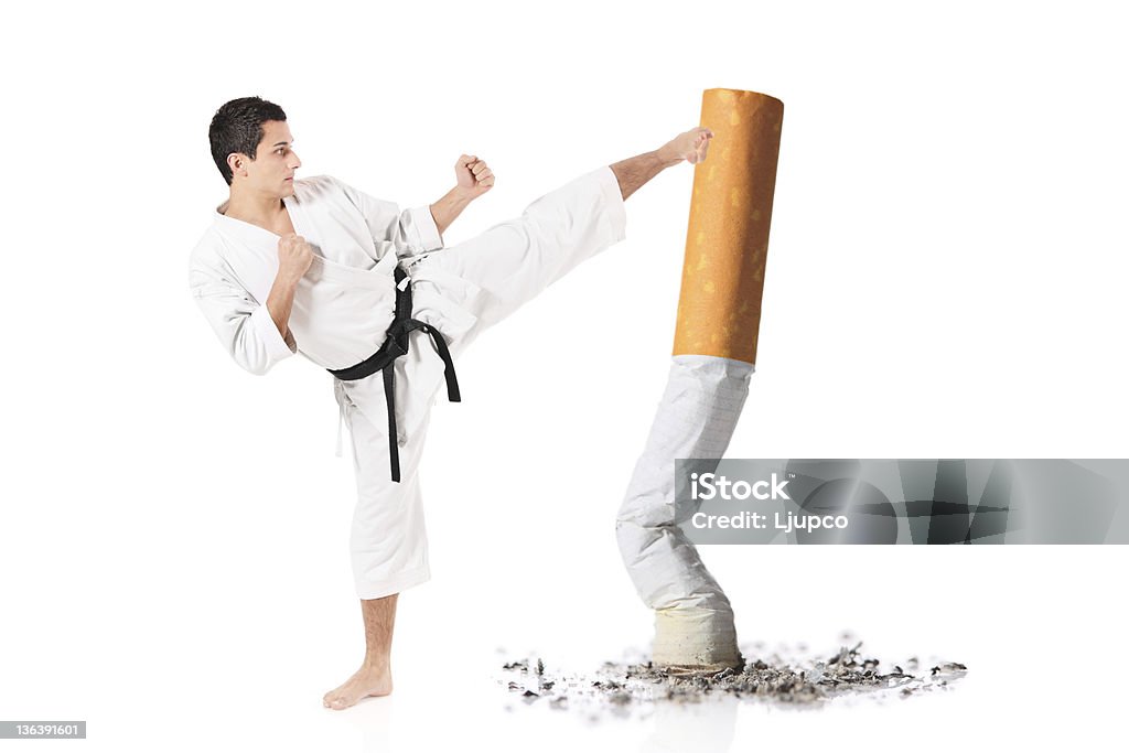 Karate-Mann schlagen eine cigarette butt - Lizenzfrei Treten Stock-Foto