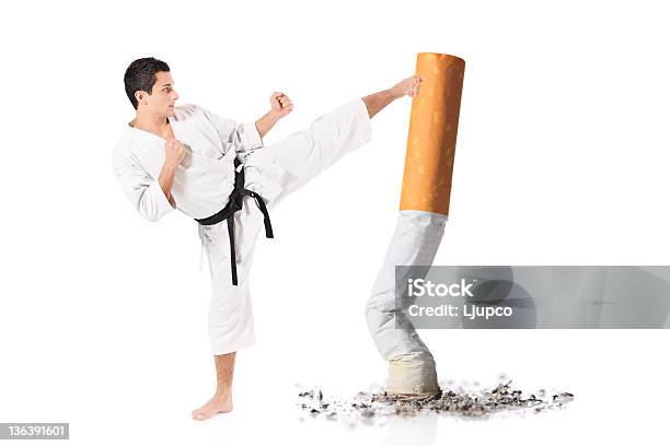 Karatemann Schlagen Eine Cigarette Butt Stockfoto und mehr Bilder von Treten - Treten, Männliche Person, Rauchen einstellen