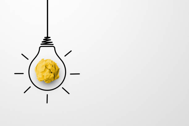 ideas de pensamiento creativo y concepto de innovación. bola de chatarra de papel color amarillo con símbolo de bombilla sobre fondo blanco - light bulb business wisdom abstract fotografías e imágenes de stock