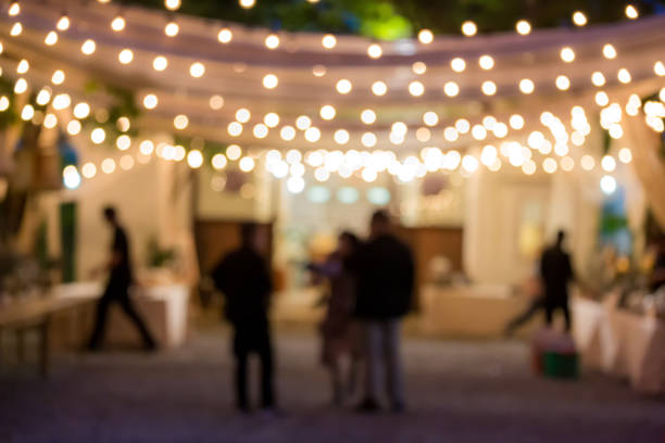 vintage-tonunschärfe bild des essensstandes auf dem nachtfestival mit bokeh für die hintergrundverwendung. festival event party mit menschen verschwommenem hintergrund. verwischen sie die leute, die im sommerurlaub eine strandparty bei sonnenuntergang ve - happy hour stock-fotos und bilder