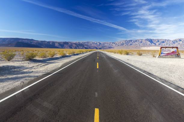 panamint valley road, valle della morte - arid climate asphalt barren blue foto e immagini stock