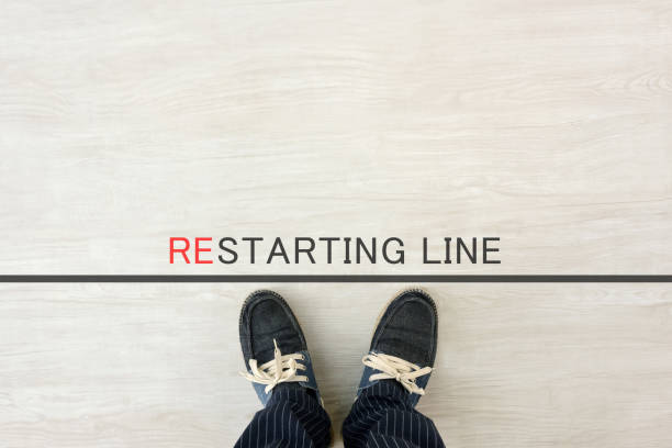 man standing by restarting line - professional occupation human foot clothing concentration imagens e fotografias de stock