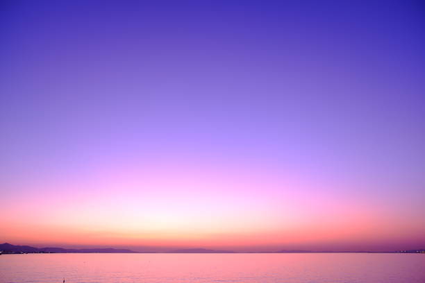 日没とビーチの魔法の時間 - twilight time ストックフォトと画像