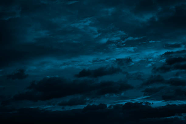 cielo drammatico con nuvole. nero blu verde cielo notturno. - cielo variabile foto e immagini stock