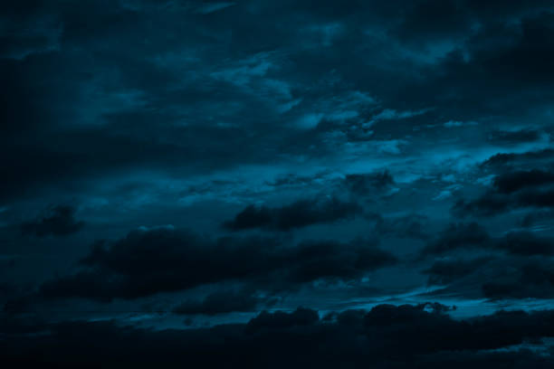 драматическое небо с облаками. черно-сине-зеленое ночное небо. - moody sky стоковые фото и изображения