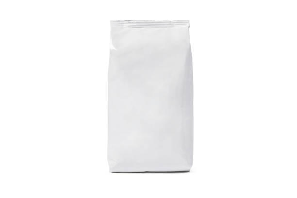 макет кофейного пакетика изолирован на белом фоне. вид спереди. белая упаковка для чая, печенья. бумажный мешочек, упаковка для молока. упак� - сумка стоковые фото и изображения
