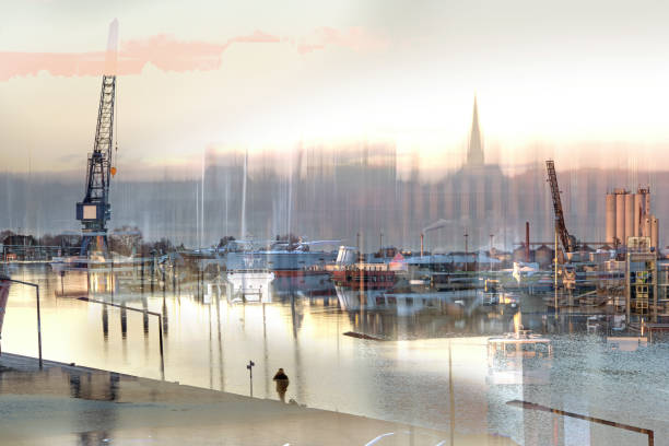 Abstract blurry scene in the port of Lubeck with boats, cranes and a waiting person in the evening sun, long term and double exposure with ICM or intentional camera movement, art in industry concept, copy space escena borrosa abstracta en el puerto de lübeck con barcos, grúas y una persona que espera bajo el sol de la tarde, larga exposición y doble exposición con icm o movimiento intencional de la cámara, arte en el concepto de la industria, espacio de copi