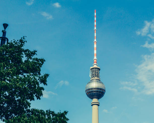 tour de télévision de berlin (fernsehturm) par une belle journée d’été - berlin radio tower photos et images de collection