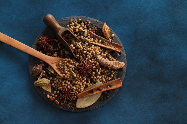가람 마살라 - mortar and pestle spice seasoning coriander seed 뉴스 사진 이미지