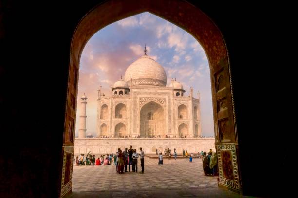 прекрасный тадж-махал в агре, индия. - taj mahal mahal door temple стоковые фото и изображения