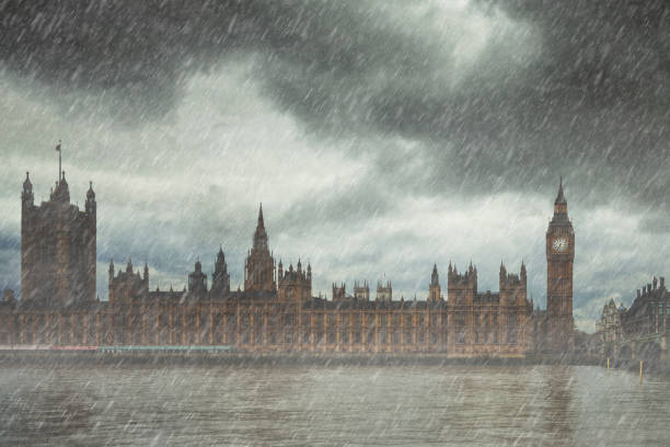 big ben a londra con forti piogge - london in the rain foto e immagini stock
