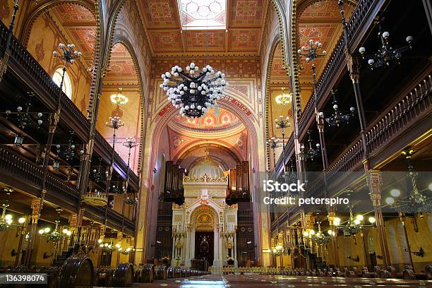 La Sinagoga Interior Foto de stock y más banco de imágenes de Budapest - Budapest, Gran sinagoga - Budapest, Sinagoga
