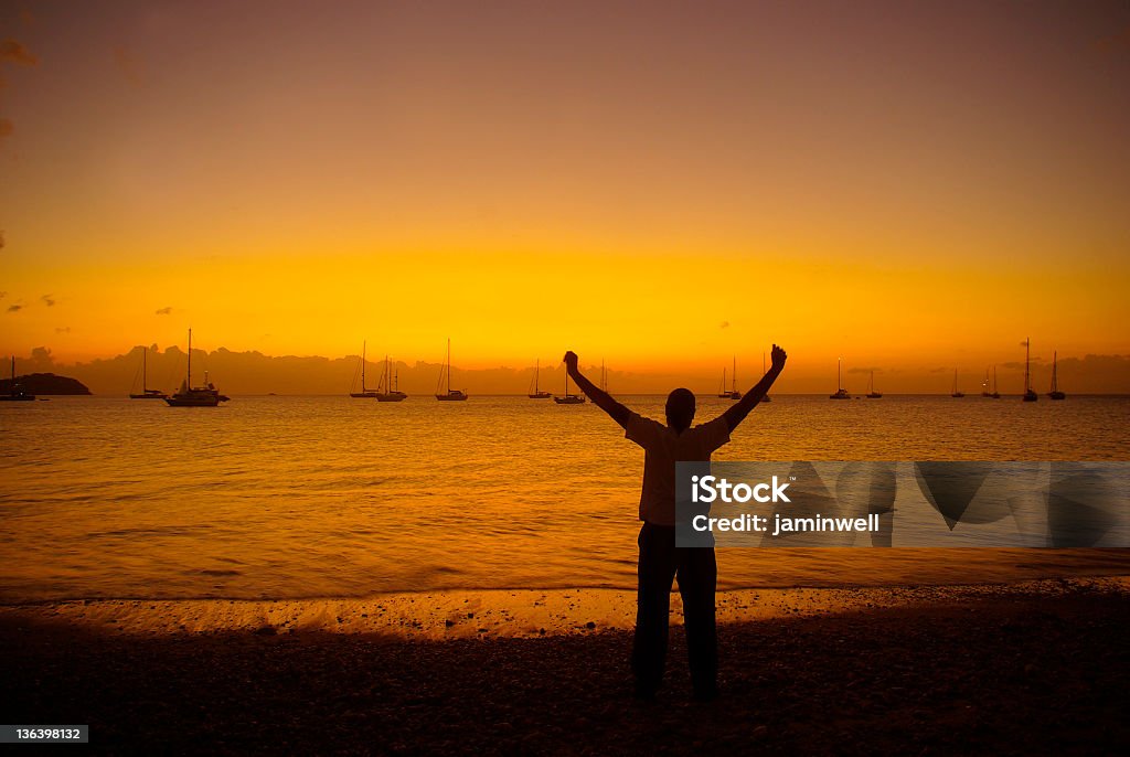 golden abstrakten Sonnenuntergang und Mann mit Arme hoch - Lizenzfrei Abenddämmerung Stock-Foto