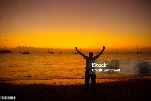 Golden Abstrakten Sonnenuntergang Und Mann Mit Arme Hoch Stockfoto und mehr Bilder von Abenddämmerung